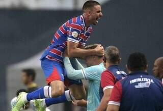 O atacante Thiago Galhardo durante comemoração na partida de hoje. (Foto: Reprodução/Fortaleza EC)