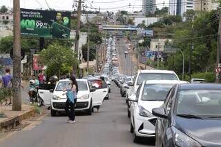 Trânsito de veículois na Rua Ceará é lento e carregado desde às 11h. (Foto: Kísie Ainoã)