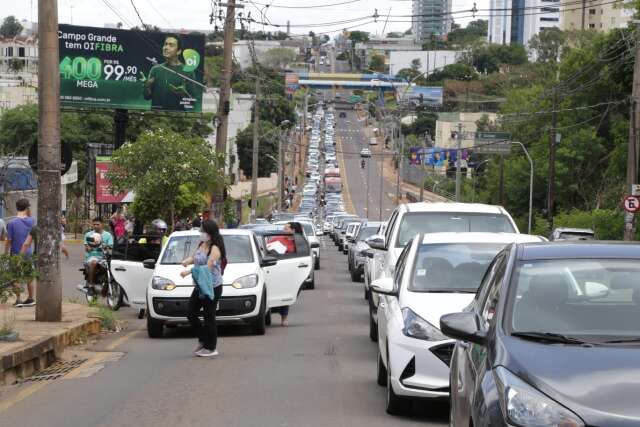 Tr&acirc;nsito fica carregado e lento em frente &agrave; universidade onde Enem &eacute; aplicado