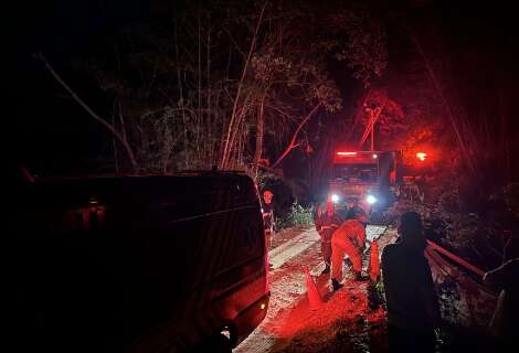 Camionete cai de ponte em Bonito e mata três turistas em acidente