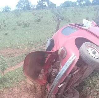 Fusca conduzido por Péricles tombado às margens da estrada. (Foto: Portal de Aquidauana)