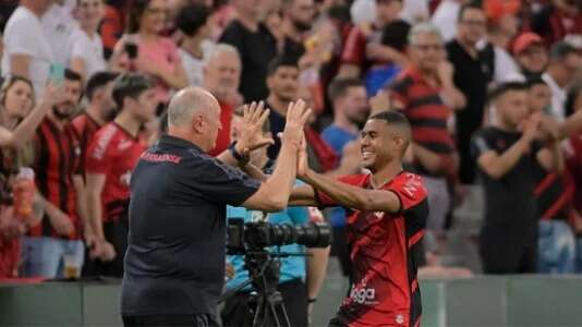 Com despedida de Felip&atilde;o no futebol, Athletico vence Botafogo por 3 a 0