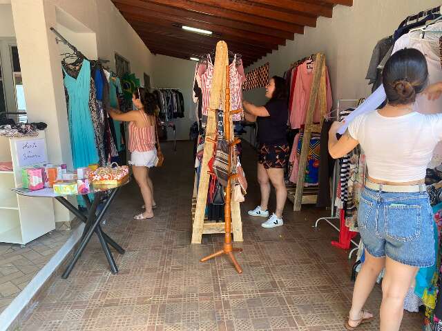 Com parceria at&eacute; do av&ocirc;, 7 mulheres transformam garagem em bazar