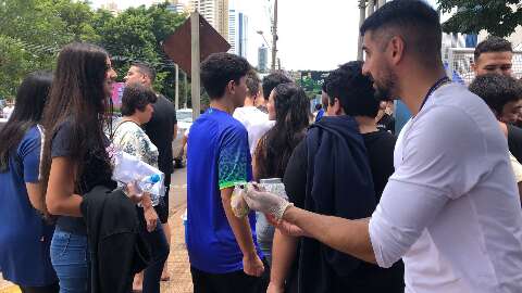 Prefeitura distribui água e caneta para participantes do Enem