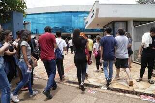 Participantes vão em direção a local de prova do Enem, em Campo Grande. (Foto: Kísie Ainoã)