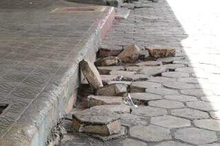 Pedra utilizada no crime foi retirada de calçada (Foto: Kisie Aionã) 