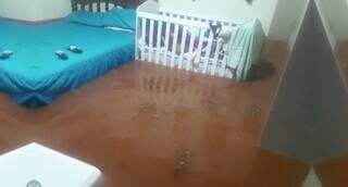 Água da chuva invade casa e quase cobre móveis, em Ponta Porã (Foto: Divulgação)