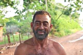 Pedreiro Antônio César mora no local há 10 anos. (Foto: Paulo Francis)