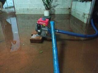 Temporal derrubou &aacute;rvores, alagou casa e danificou telhado de escola