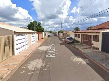 Adolescente esfaqueia o pr&oacute;prio pai 3 vezes ap&oacute;s discuss&atilde;o e foge