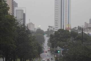 Avenida Afonso Pena molhada pela chuva desta manhã (Foto: Marcos Maluf)