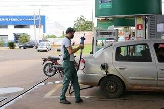 Frentista abastecendo veículo em posto de combustíveis de Campo Grande (Foto: Paulo Francis)