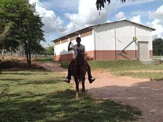 Homem morre atropelado por trator ao perder controle da dire&ccedil;&atilde;o e cair