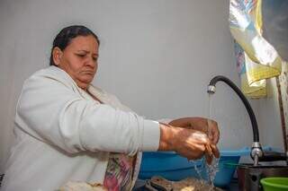 Fazer as coisas de casa com a água limpinha é o hobby de Salete (Foto: Paulo Francis)
