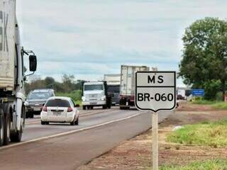 BR-060, saída de Campo Grande para Sidrolândia, é uma das 11 estradas federais no Estado (Foto: Henrique Kawaminami)