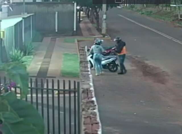 V&iacute;deo flagra motociclista sendo surpreendida por bandidos e roubada no Pioneiros