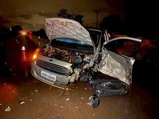 Carro ficou com a lateral direita destruída após atingir caminhão. (Foto: Ivinotícias)