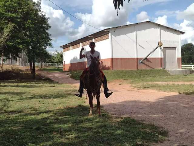 Homem morre atropelado por trator ao perder controle da dire&ccedil;&atilde;o e cair