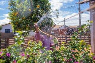 Dona terezinha moradora da Comunidade Bom Retiro molhando as plantas (Foto: Paulo Francis)