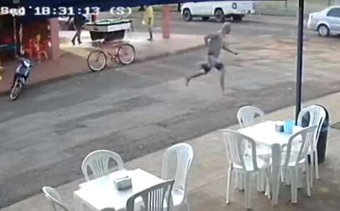 Vídeo mostra atirador correndo atrás da vítima antes de execução com 4 tiros