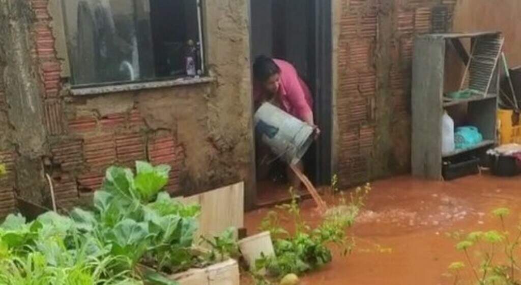 Temporal Deixou Casas Destelhadas Rvores Ca Das E Alagamentos