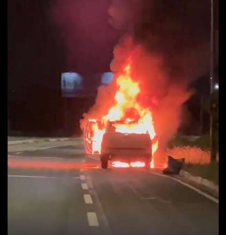 Caminhonete pega fogo e fica destru&iacute;da em Campo Grande