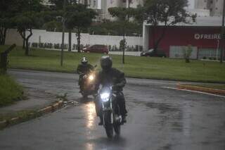 Motociclistas com faróis ligados na manhã desta segunda-feira (14), na Capital. (Foto: Marcos Maluf)