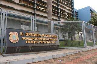 Fachada da sede da Polícia Federal, em Campo Grande. (Foto: Henrique Kawaminami)