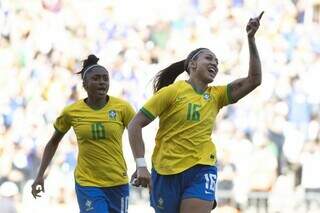 Atacantes brasileiras comemoram gol marcado nesta terça-feira. (Foto: Thaís Magalhães/CBF)