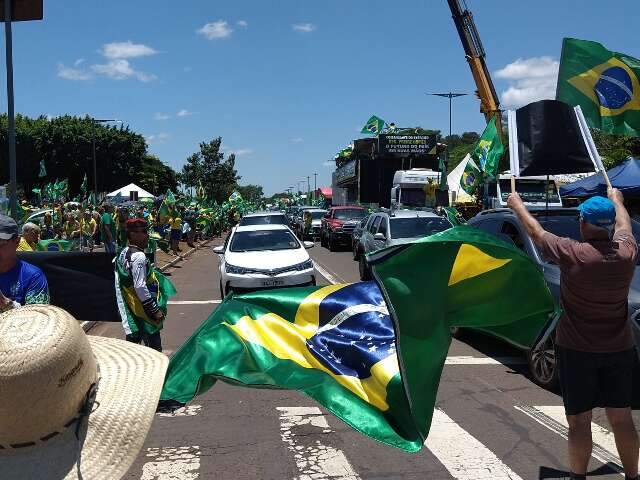 Multid&atilde;o verde e amarela faz carreata contra resultado das elei&ccedil;&otilde;es