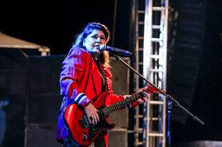 Cantora segurando guitarra durante apresentação em Campo Grande, no dia 11 de outubro. (Foto: Marithê do Céu)