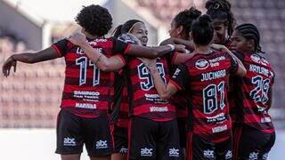 Time feminino do Flamengo comemora gol durante partida nesta temporada. (Foto: Reprodução/Flamengo)