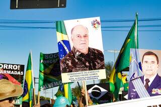 Manifestantes levaram fotos dos comandantes das Forças Armadas de Mato Grosso do Sul. (Kisie Ainoã)
