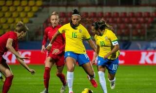 Atletas canadenses e brasileiras durante empate pelo Torneio Internacional da França. (Foto: Divulgação/CBF)