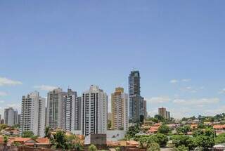 Amanhecer com céu aberto na região do Jardim dos Estados (Foto: Marcos Maluf) 