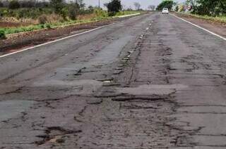 Asfalto danificado aumenta riscos de acidentes em rodovia. (Foto: Marcos Maluf/Arquivo)