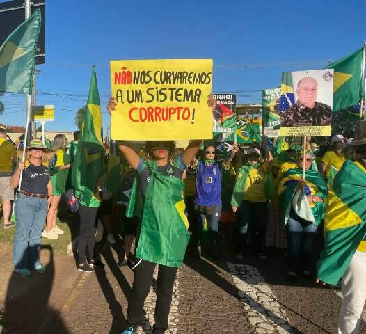 Em um dos maiores protestos femininos de MS, mulheres marcham rumo ao CMO   