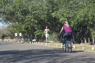 Correndo, de bicicleta ou caminhando, o lugar é um dos preferidos da Capital. (Foto Paulo Francis)