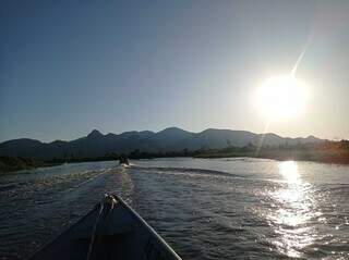 Visão da Serra do Amolar, onde fica o Alto Pantanal e comunidades tradicionais que moram na beira do Rio Paraguai. (Foto: Gabriela Couto)