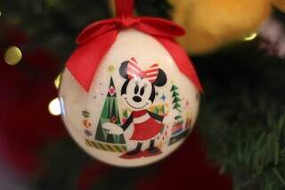 Bola natalina personalizada foi um dos itens trazidos da Disney. (Foto: Aletheya Alves)