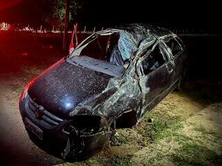 Volkswagen Fox ficou destruído após capotagem (Foto: Divulgação/PMMS)