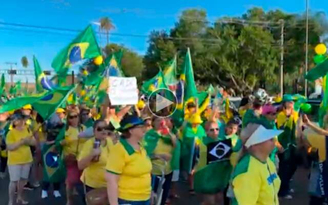 Durante manifesta&ccedil;&atilde;o, marcha das mulheres cobra posicionamento de parlamentares