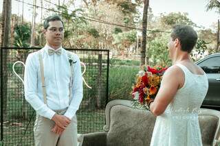 O primeiro segundo olhar do noivo Miguel foi de susto, com quem estava tentando entender a situação. (Foto: Wesley Bruna Fotograafia)
