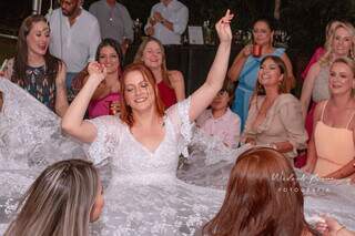 Noiva dançando com as madrinhas e convidadas. (Foto: Wesley Bruna Fotografia)