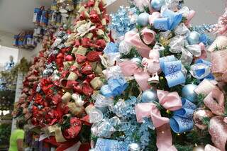 Tons de azul e rosa estão em alta nos enfeites natalinos como bolas e laços (Foto: Kisie Ainoã)