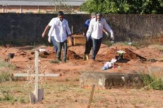Corpos das vítimas foram exumados durante as investigações (Foto: Marcelo Victor/Arquivo)