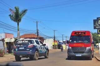 Viatura da Polícia Miltiar e ambulância do Corpo de Bombeiros no local. (Foto: Paulo Francis)