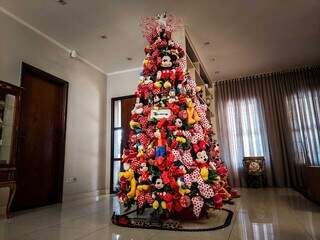Árvore de Natal tem 2,40 metros e levou cinco anos para ficar completa. (Foto: Aletheya Alves)