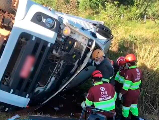 Carreta tomba e motorista fica com as pernas presas &agrave;s ferragens na BR-163