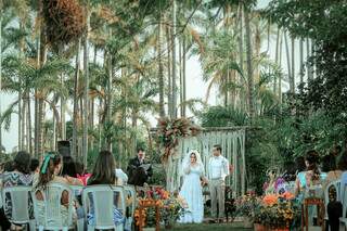 Durante cerimônia, noivos não ficaram de costas para os convidados. (Foto: Wesley Bruna Fotografia)